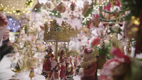 Mujer-Comprando-Decoración-Navideña-En-El-Mercado-De-Navidad-De-Montpellier-Invierno-Francia